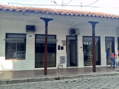 ALQUILER LOCAL COMERCIAL CON MEZANINE EN CALLE LIBERTAD EN BS. 3000 [CENTRO]