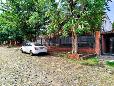 VENDO CASA A REFACCIONAR EN BARRIO MBURICAO