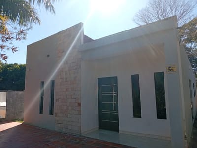 VENDO CASA C/ PISCINA EN ÑEMBY LÍMITE CON SAN LORENZO!!