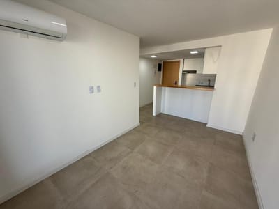 ALQUILER APARTAMENTO 1 DORMITORIO EN TRES CRUCES, CON PARRILLERO PROPIO Y GARAGE