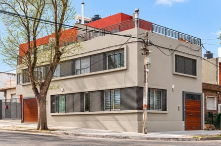 Venta de apartamento tipo casa de 3 dormitorios, 3 baños, parrillero y garage en Parque Batlle.
