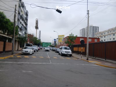 ¡VENTA TERRENO CZ EN ESQUINA DE 409 M² EN MIRAFLORES – PARÁMETROS PARA 7 PISOS!