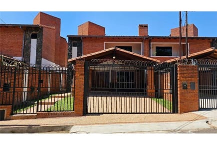 EN VENTA CASA TIPO DUPLEX A MEDIA CUADRA DE PERÓN