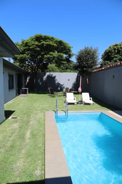 VENDO CASA CON PISCINA A MINUTOS DEL CENTRO DE ENCARNACION 