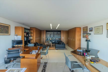 Oficina con cochera y vista al río en ciudad vieja en venta