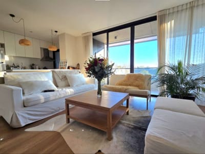 Apartamento de 1 dormitorio con balcón y parrillero en venta con renta en parque Miramar