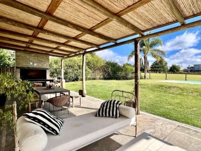 Excelente casa de 3 dormitorios con piscina en Lomas de La Tahona