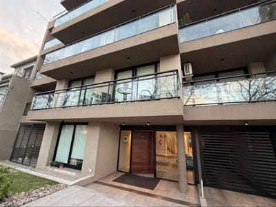 Apartamento de 1 dormitorio con patio, parrillero propio y garaje en Malvín