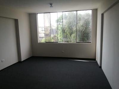 ALQUILO OFICINA 3er PISO VISTA A CALLE, 32m, 1 AMBIENTE CON BAÑO, NO ASCENSOR