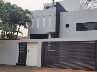 VENDO AMPLIA Y MODERNA CASA EN LAMBARÉ