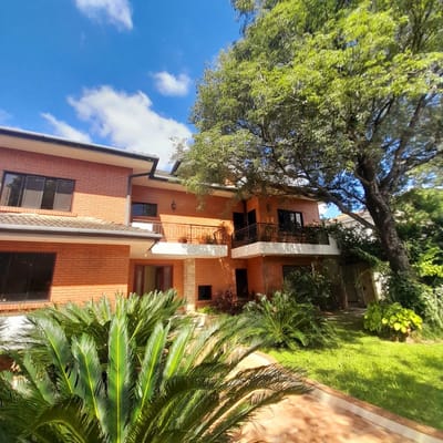 Alquiler Exclusiva Residencia De Lujo En Ycuá Satí – 5 Dormitorios | Cancha De