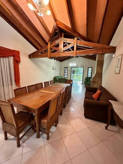 VENDO CASA DE 5 DORMITORIOS EN SAN BERNARDINO - ZONA HOTEL LOS ALPES