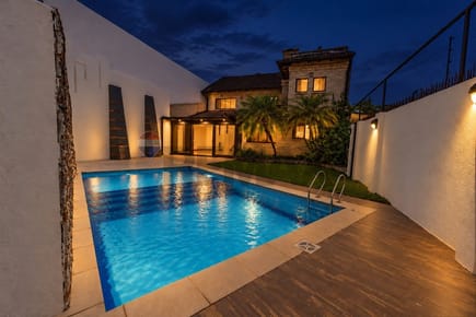 RESIDENCIA CON AMPLIO TERRENO EN FDO DE LA MORA