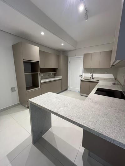 EN ALQUILER - Casa de 3 dormitorios en suite en B° Ykua sati