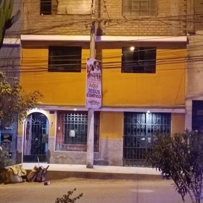 Casa de tres pisos con minidepartamentos En regla