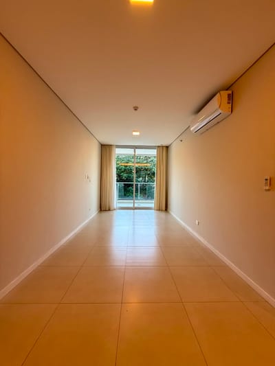VILLAMORRA EN VENTA DEPARTAMENTO DE 2 DORMITORIOS CON COCHERA.