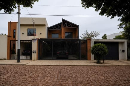 Amplio duplex con tres suites en barrio Herrera