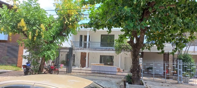 Vendo Amplia Casa en Sajonia a una cuadra de la Avda. Carlos A. López 