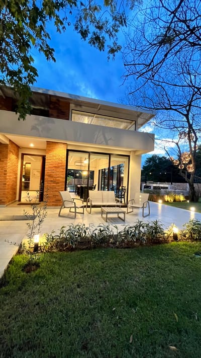 SAN BERNARDINO - EN VENTA, HERMOSA CASA DE 4 DORMITORIOS 
