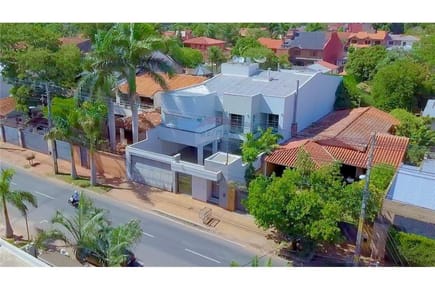 IMPONENTE RESIDENCIA EN LOS LAURELES