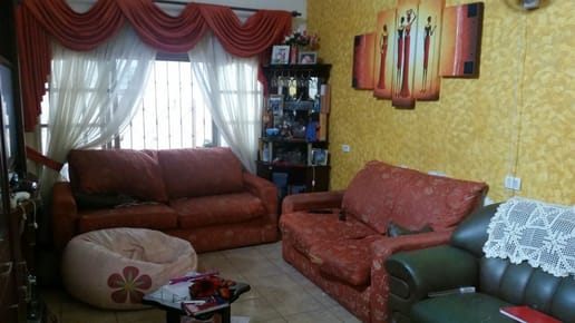 HERMOSA CASA EN VENTA!! De dos plantas.  SUPERFICIE:  210 mt2  CARACTERISTICAS:    PLANTA BAJA  LIVING COMEDOR  GALERIA  SALA DE ESTUDIOS  COCINA  SALA DE ESTAR  2 BAÑO  GARAJE PARA 3 VEHICULOS  2 DORMITORIOS (CON AIRE ACONDICIONADO)  PLANTA ALTA  2 DORMI
