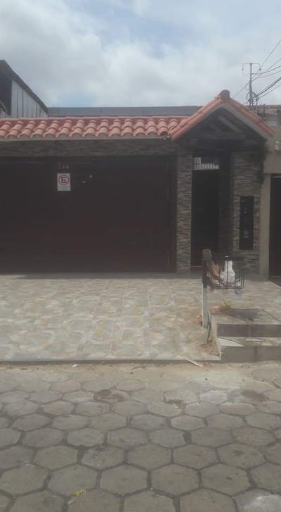 INMOBILIARIA TICO ORTIZ DA CASA EN ALQUILER SEMIINDEPENDIENTE.  UBICACION : Una cuadra antes del PARQUE URBANO 2do  ANILLO  , C/ Teniente Roca Peirano.  SUPERFICIE: 275mt2.  CARACTERISTICAS : 4 Dormitorios , 3 Dormitorio c/aire , 2 Dormitorios con Ropero 
