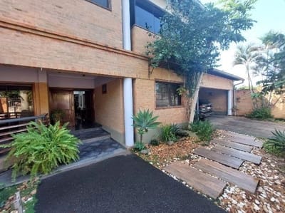 Oportunidad Estratégica en Fernando de la Mora: Residencia de Gran Porte