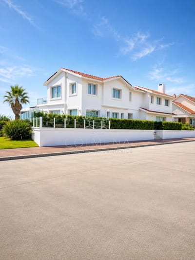 GRAN CASA EN VENTA, PRIMERA LÍNEA