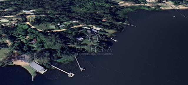 Terrenos 735 m2 a casi 100 metros de la costa de la laguna