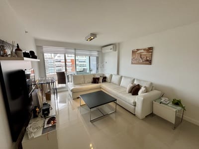 Apartamento amplio de categoría con vista a Playa Mansa y Playa Brava