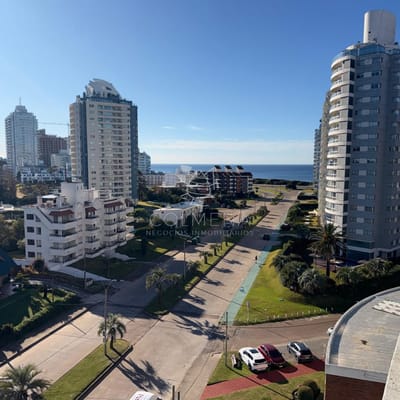 Avenida Chiverta - 3 dormitorios | Piso alto | Vista | Todos los servicios.