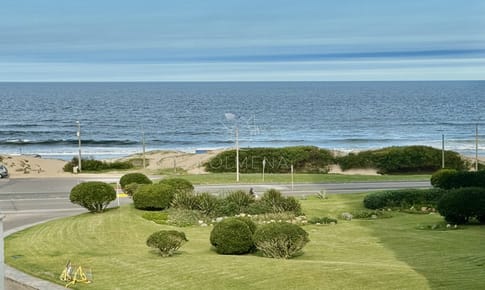 Imperdible primera linea frente a playa brava !!!
