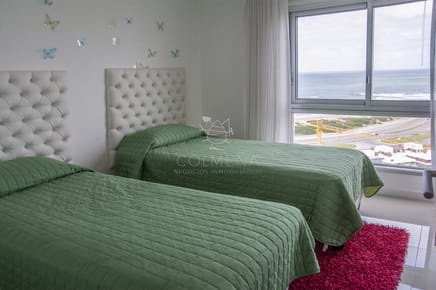Vende apartamento de 3 dormitorios en Wind Tower, piso alto con vista al mar , Punta del Este