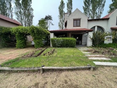 Casa en Barrio privado con piscina y cancha de tenis.Zona Pinares