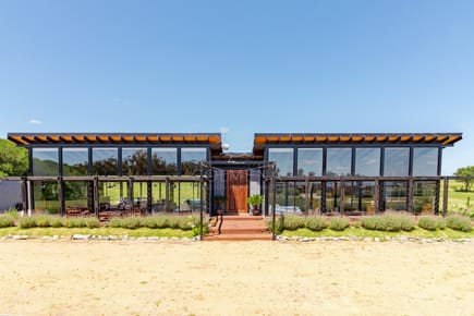 Moderna casa en barrio privado El Quijote en venta