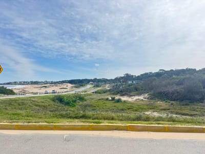 Terreno 1023 m2 en Punta Colorada con vista frente al mar primera linea