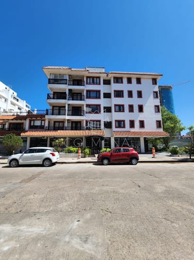 Apartamento 2 dormitorios Punta del Este con 3 cocheras