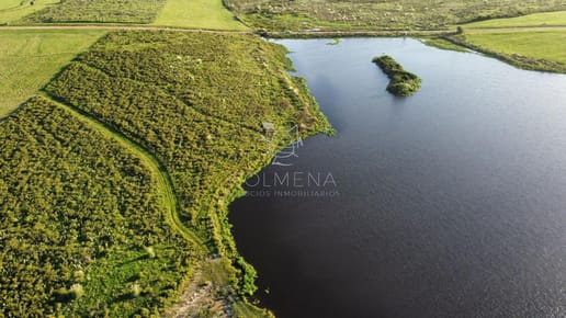 Chacra con frente a laguna.