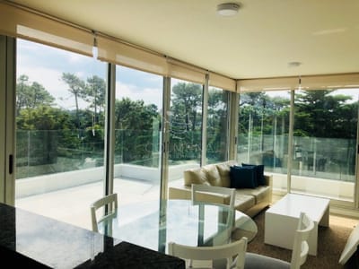 Penthouse - En Alquiler 2 dor, 2 baños, con amplia terraza con vista al bosque.