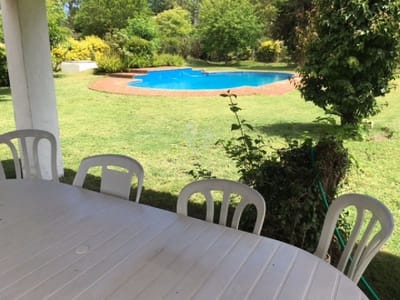 Casa muy comoda cuenta con piscina.