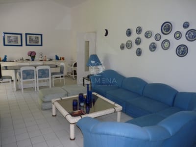 Casa muy buena construccion cuenta con piscina.