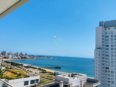 Apartamento en venta Playa Mansa 3 dormitorios