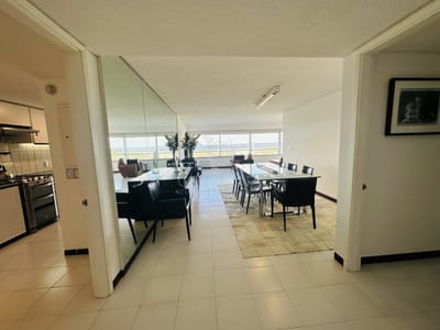 Apartamento de 3 dormitorios y dependencia de servicio en Punta del Este