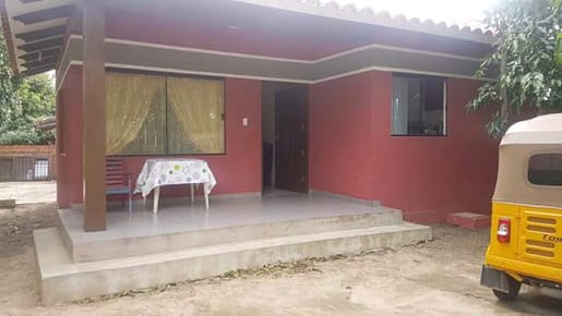 Casa en buen estado con un año de uso con papeles al día  consultar al 76381739