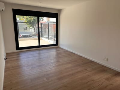 Apartamento de dos dormitorios con patio privado y renta activa — oportunidad inversión