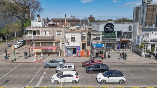 Oportunidad de inversión | Local comercial + 2 apartamentos