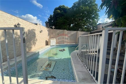 VENDO AMPLIA CASA CON PISCINA EN LOMA PYTA