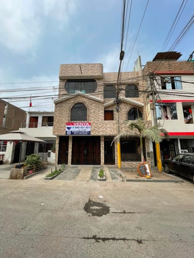 Venta De Casa Frente A Parque En Comas, 420 Mts2 Construidos, 10 Dormitorios