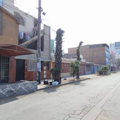 Venta de casa de tres piso frente a SENATI
