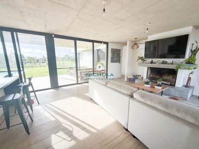 Casa en venta c/ cochera en La Juana